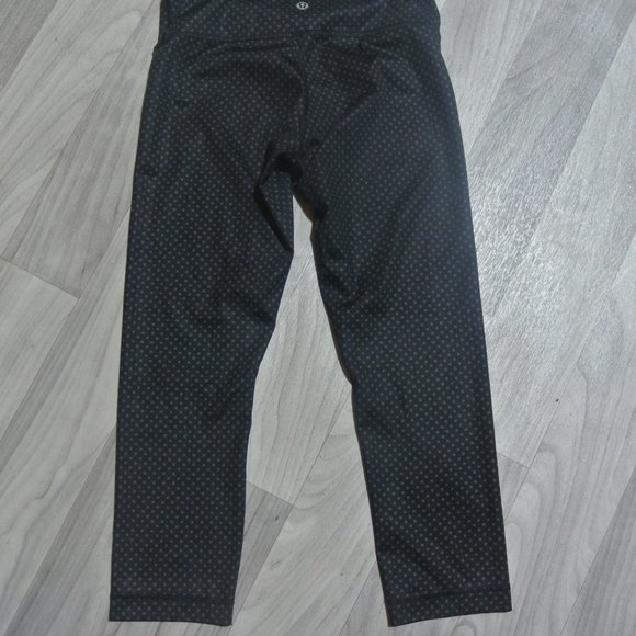 21" Inseam LULULEMON Capri Polka Dot 24" Waist 8" Rise EUC Soft Silky CUTE EUC - Picture 1 of 12